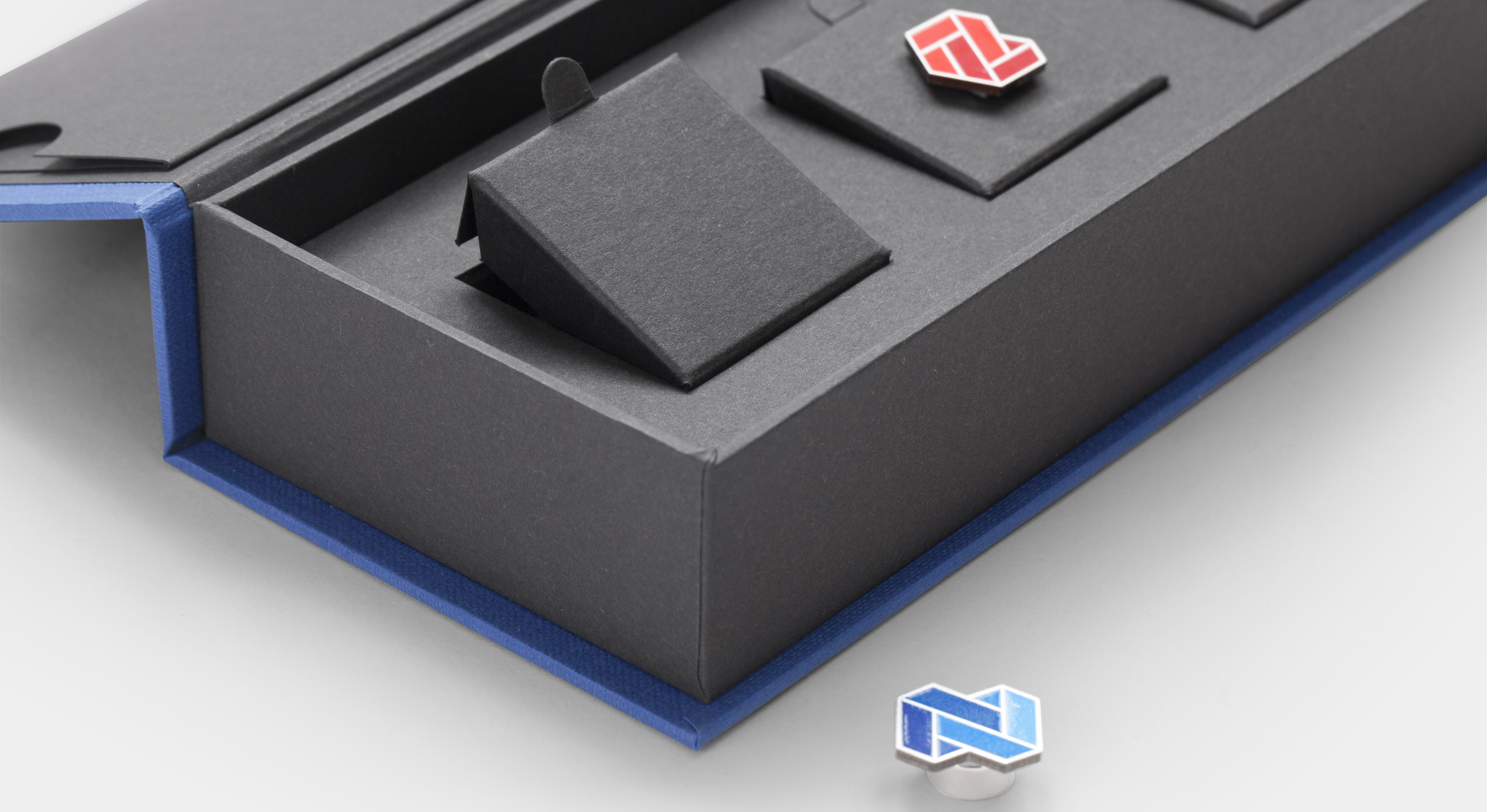 кутия-за-корпоративни-подаръци-nexo badges 1 луксозна подаръчна торба Daskalides